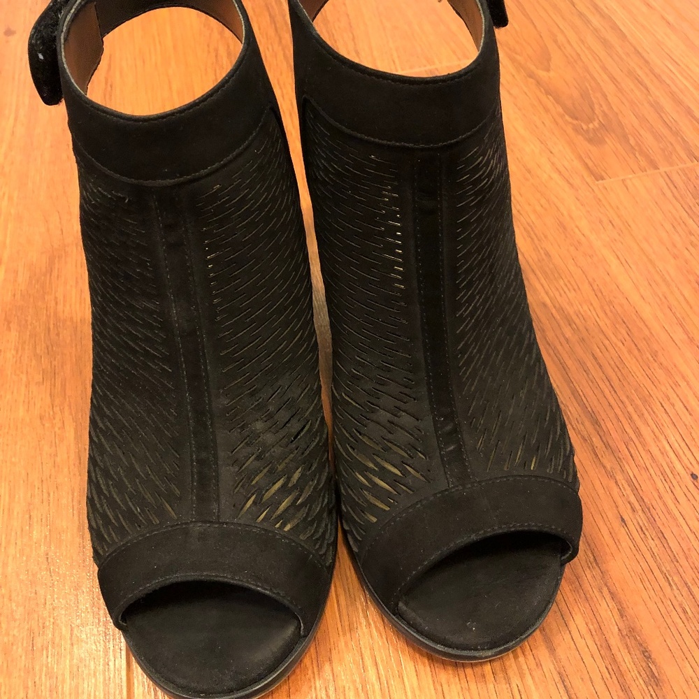 Vince Camuto black heels